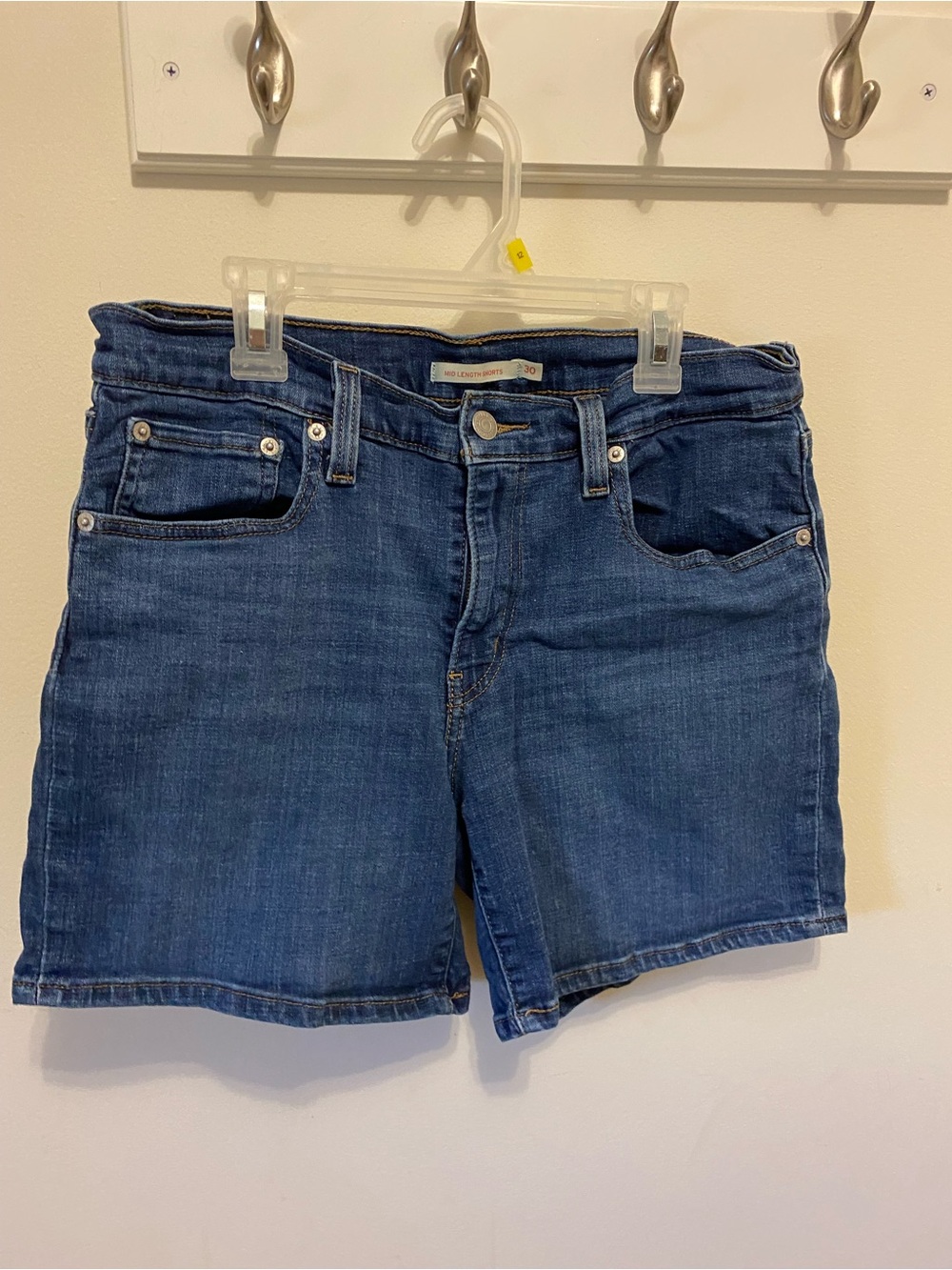 Levi’s 30 Mid Length Shorts Classic Mid-Blue Denim Women’s